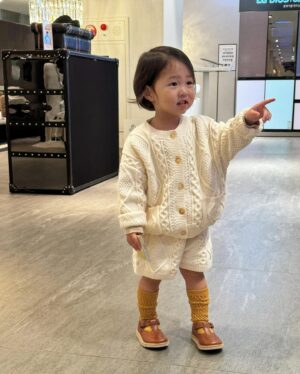 Shin Da-eun Instagram - 오 ㅏ… 나 진짜 너랑 백화점 다신안가 …🦧
도대체 소리안지르고 육아를 어떠케 하는거죠? 🫠

#내가맨날피곤한이유
#신난다은육아👩🏻