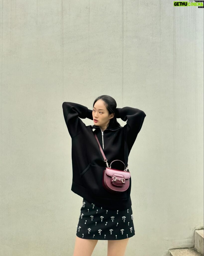Shin Hyun-ji Instagram - 매력적인 구찌 홀스빗 1955 핸드백 👜 특히 ‘로소 앙코라’ 컬러는 한국에만 있어요 #구찌홀스빗1955 #GucciHorsebit1955