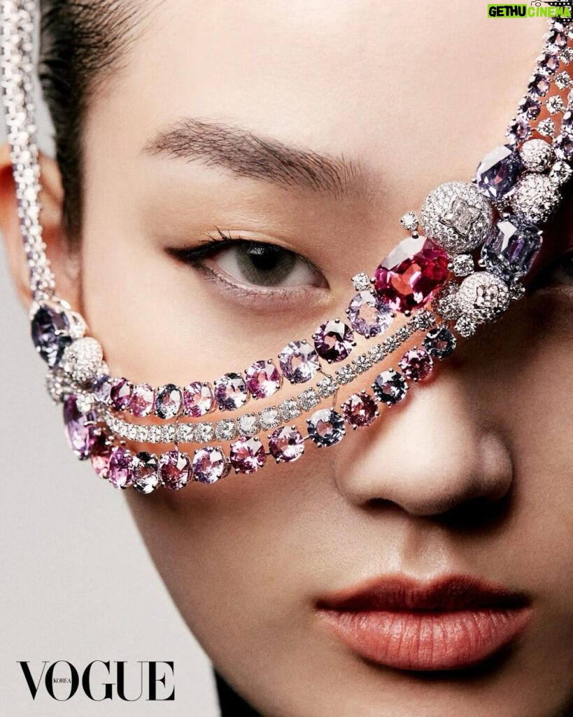 Shin Hyun-ji Instagram - @voguekorea X @louisvuitton High Jewelry 💎