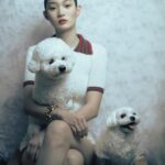 Shin Hyun-ji Instagram - #VogueCover 名氣已經從時尚圈跨足演藝圈，在《朴河京旅行記》裡，申賢智也嘗試客串塔羅師老師一角。對她而言，模特兒與戲劇表演的差異又是什麼呢？「模特兒需要集中精力去表現瞬間的燦爛樣貌。演員情感延續的時間比較久，透過情緒堆疊詮釋出最適合的表演，表演的餘韻也拉得比較長。因為我是個喜歡接觸新事物的人，如果之後遇到適合或是想要挑戰的角色，無論何時都會想嘗試。」 申賢智也喜歡開車出去兜風，沒有目的地也沒有計劃地隨意出遊。與家人關係超好的她，沒有工作時最喜歡待在家，跟兩隻愛犬和親友待在一起，對她而言就是最好的假期。「我始終相信，任何人都需要在工作之外找到自己。而我不被外界環境影響的秘訣，就是與我愛的人享受美好時光。」 Talent: 申賢智 Hyunji Shin @iamhyunjishin APAC Editorial Director: Leslie Sun @sunles Photographer: Cho Gi-Seok @chogiseok Styling & Fashion Managing Editor: Chen Yu @ballballchiu Text & Features Director : Nicole Lee @nymphlee Producer: Jaeman Kim @john_gotz Production : CGS Studio @cgs___studio Makeup: Seongseok Oh @ohseongseok Hair: Hyunwoo Lee @ozikc Set Design: Yesol Kim @solty_kimyesol Video Producer and Translator: Claire Pan @clairepanggot Camera Operator: Lee Kangho @artuniverse.kr Talent Manager: Gabrielle Seo @gabrielleseo 申賢智Hyunji Shin身著紅綠線條飾邊針織上衣、短褲、Marina Chain系列手環 all by GUCCI @gucci @sabatods 黑色GG Logo壓紋漆皮洋裝 Marina Chain系列 金屬耳環、手環 黑色馬銜鍊厚底樂福鞋 all by GUCCI VOGUE Taiwan 3月號雜誌：3月1日起，Vogue Shop、博客來、誠品線上、7-11 及各大連鎖書店正式上架 #VOGUEMARCHISSUE #VogueTaiwan #Vogue3月號 #申賢智 #HyunjiShin
