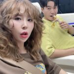 Shin Ji Instagram - 머리 풀었더니 산발 그잡채🤣 리더님은 오늘도 뭘 자꾸 드십니다ㅋ