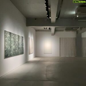 Shin Se-hwi Instagram - 2022年12月6日 Tokyo

도쿄를 떠나기 전,
Max와의 인연

처음은 내가 듣고 있던 카세트 테이프에 대한 물음이었다.
-지금 들리는 노래 뭐야?
:Heligoland - this Quiet Fire.

그는 수줍게 인사를 하고 나갔다.
곧이어 비를 잔뜩 맞고 오더니 다시 내게 말을 걸었다. 
- 내일 같이 시간 보내자.

우리는 다음 날 함께 미술관에 갔다. 관람이 끝난 뒤 카페에서 파르페를 먹었다.

Max는 37.2 Le Matin을 좋아했다. 서로 좋아하는 영화가 같은 건 마치 기적 같다.
나는 베티의 사랑이 나와 비슷하다고 말했다.
-응. 그들의 사랑은 완벽해.

그는 프랑스어로 말하고 나는 아무말이나 하는데도 서로를 바라보는 눈은 아주 닮았다.

미술관을 나와 역에서 수프를 먹었다. 내가 물티슈로 입을 닦자 그가 말했다.
-고양이가 그루밍하는 것 같네.

그리고 조금 걷다 멋진 카페에서 홍차를 마셨다.
나는 2층 전시관 한가운데서 아라베스크를 추었다. 
Max는 그런 나를 보고 웃었다.

그는 내게 티셔츠를 선물했다. 그때 나는 처음으로 Baiser를 했다.
좋은 사람을 만나면 안아버리고 싶은 충동이 있는 내게 딱 맞는 인사였다.

아 좋아서 죽고 싶어.
그런 기분 알아?

-너를 만난 건 마치 예술이야.

그가 남긴 마지막 문장.

A bientôt à Tokyo. bonne nuit. Max