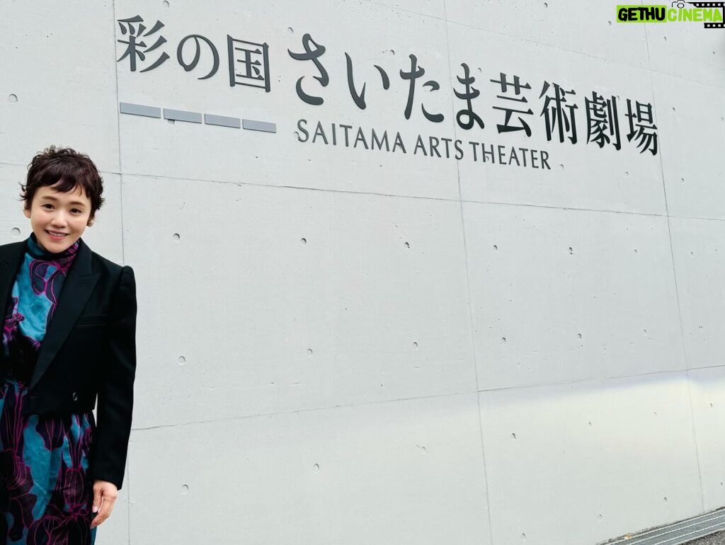 Shinobu Otake Instagram - 懐かしい劇場に行ってきました。 蜷川幸雄さんが、シェークスピアの全作品を演出すると言って始まった彩の国シェークスピアシリーズ。 私も何本か出演しました。その 2ndシーズンが、今日からスタート。 吉田鋼太郎さん演出、 柿澤勇人さんのハムレット。 柿澤くんが、ハムレットに向き合ってどれだけ大変だったかを少しだけ聞いていたのですが、とってもとっても素敵なハムレットでした。 男優だったら、誰もがやりたいだろうなあと思うハムレット。 柿澤ハムレットは、美しく哀しく、リアルでした。 頑張れ、カッキー‼️ これをやり遂げた時、また君は成長することでしょう‼️ 終わったら乾杯しようね。 大好きなスタッフの人とも会えて、嬉しい一日でした。 #柿澤勇人　さん #吉田鋼太郎　さん #蜷川幸雄　さん #彩の国 #大竹しのぶ