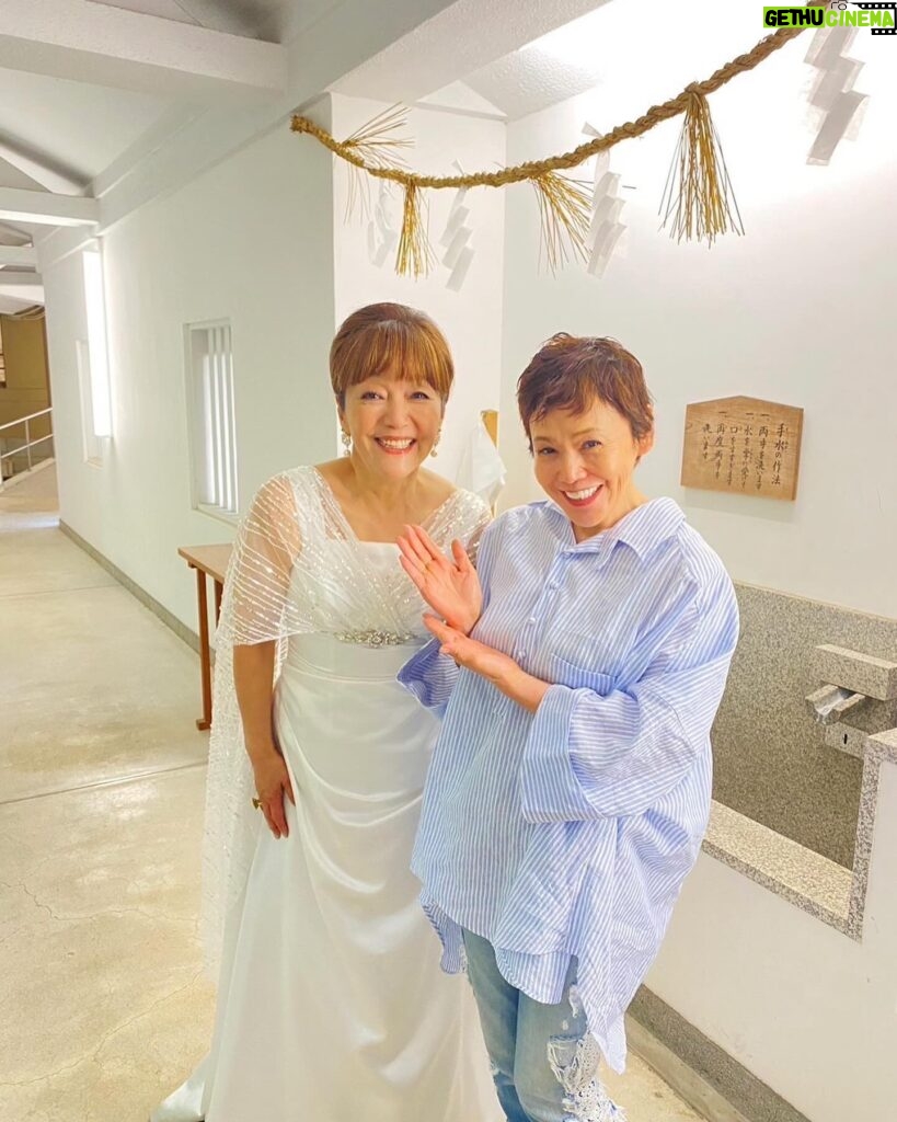 Shinobu Otake Instagram - 「久原本家presents福岡音楽祭ONKEI」で、岩崎宏美ちゃんと、2日間を共に過ごしました。 夜は葉加瀬太郎さんやバンドの皆さんとお食事に行き、本当にずーと笑いっぱなしでした。 葉加瀬さんの楽しい話に、宏美ちゃんと私がびっくりしたりツッコミを入れたり、美味しい水炊きを食べながら、大忙しの夜でした。 翌日も宏美ちゃんとランチをして、出番前のメイク中も、宏美ちゃんの控室へ行ったり来たり。 帰りの飛行機でも隣に座って、色々な話をしました。 考えたら私が18歳の時「みかん」という歌でCDデビュー(その頃はレコードでした😅）をした時に、 同じビクターだった宏美ちゃん。 歌番組に慣れてない私に、いつもフレンドリーに声をかけてくれたのが宏美ちゃんでした。 それから「男女7人秋物語」で共演して、私の舞台も観に来てくれたり。 本当にいつもいつも二人で笑っています。 嫌なことや、辛いこともあってもとりあえず、二人で笑います。 第一線で50年近く歌い続ける宏美ちゃんの声を聴き、感動しました。 フウーという感じでした。 正座で聞きたい感じ。 1枚目の写真。 聴き終わって楽屋に帰る宏美ちゃんに「先生、勉強させていただきましたぁ」と駆け寄ってるところです。 楽しかったなあ。 宏美ちゃん、これからもよろしくね。 葉加瀬さん、本当にありがとうございました。 #葉加瀬太郎　さん #岩崎宏美　ちゃん #友達 #大竹しのぶ