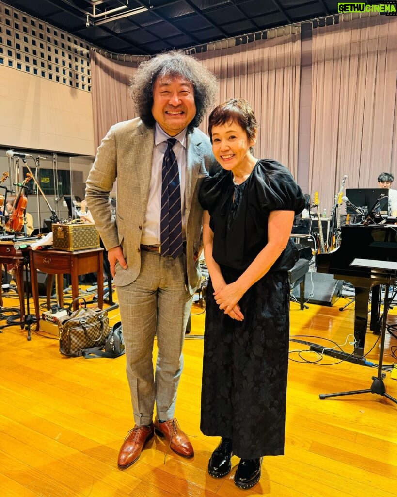 Shinobu Otake Instagram - 25日に行われる久原本presents福岡音楽祭のリハーサルで。 葉加瀬太郎さんと、バンドの皆さんとのリハーサルでした。 楽しかったあ。 楽しかったからもう一回歌いたいと言ってしまった私😅 一緒にノリノリで演奏してくれたみんな。 本当にすごいなあ、音楽っていいなあ。 ブルーノートで一緒だったギターの遠山さんとも会えたし、昔から何度も一緒にやってるパーカッションのたまおちゃんとも会えた💕 本番も楽しめますように。 頑張ります‼️ 久原本家presents 福岡音楽祭 ONKEI 2024 音恵 5/25(土) 14:30〜OPEN 16:00〜START @福岡縣護国神社 #葉加瀬太郎　さん #岩崎宏美　さん #奥田民生　さん #村治佳織　さん #LEVELVETS #羽毛田丈史　さん #遠山哲朗　さん #藤井珠緒　さん #大竹しのぶ