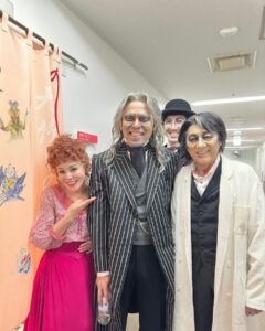 Shinobu Otake Instagram - 大阪公演、幕が開きました。 初日にして上原理生さんがひと足早く大千秋楽を迎えてしまいました。 寂しい😞 あと何回、あと何回と、スタッフさん達も言っています。 サンライズプロモーション大阪さんから、差し入れで頂いたフルーツ大福を、みんなで大騒ぎしながら選んでいました。 そんなみんなとも、もうすぐさよならです。 何にでも終わりは来るけど、やっぱり寂しいなあ。 今日も温かい拍手をありがとうございました😊 そして、ドラマ『心はロンリー気持ちは「、、、」』をご覧下さいまして、ありがとうございました。 コメントもたくさんで、びっくり🫢 本当にさんまさんは、皆さんに愛されているのだなあと改めて思いました。 さあ、ラスト二回。 頑張るのみ。 #ありがとう #スウィーニートッド #上原理生　さん #心はロンリー #大竹しのぶ