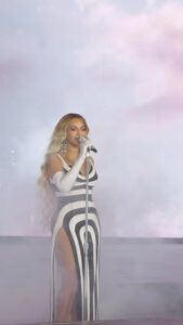 Shiona Turini Instagram - The first time I heard @beyonce singing Dangerously In Love for the RWT it didn’t feel real. @eboisaubin_ dragged me from backstage and there she was on stage, in sweats, singing with THAT VOICE. I was in awe. 55 shows later, with 28 Dangerously In Love looks styled by me, and I still get that feeling. Watching the crowd cry, chant, scream, and sing along is unreal. It’s an otherworldly experience. And it’s been such a wild ride. In honor of tonight’s last “Dangerously in Love” opener look, here’s a few of my favorites. Styled by me with so much gratitude to so many people who helped make these moments happen. One more to go. #RWT