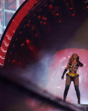 Shiona Turini Instagram - Pure honey 🐝 @beyonce in custom @muglerofficial by @cadwallader , styled by me. 

Casey… We met over a decade ago in the streets of Spain. You took care of me then and you never hesitate to take care of me now. I’m forever grateful for your collaboration. For seeing me then and now. Thank you for building us a bee fit for the Queen. #thehive #renaissanceworldtour