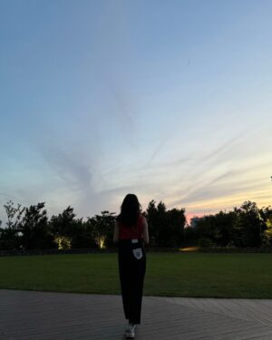 Shiori Sato Instagram - いつかの綺麗な夕日とおnewのくつの日❤️‍🔥👟🌇