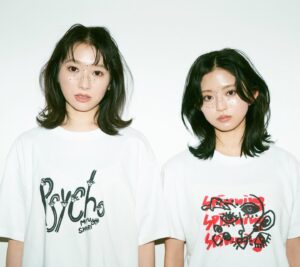 Shiori Sato Instagram - 佐藤詩織・鈴本美愉1st Exhibition「psycho展」
グッズ第一弾、先行公開しました！

鈴本美愉着用【目がまわっちゃうよTシャツ】M.XL
佐藤詩織着用【ニョキニョキpsychoTシャツ】M.XL

一枚一枚すべてシルクスクリーンで手刷りです。
数量限定販売となりますので、お早めに会場でお買い求めください🌞✌🏻