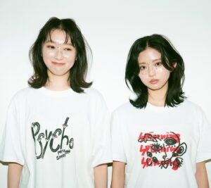 Shiori Sato Instagram - 佐藤詩織・鈴本美愉1st Exhibition「psycho展」
グッズ第一弾、先行公開しました！

鈴本美愉着用【目がまわっちゃうよTシャツ】M.XL
佐藤詩織着用【ニョキニョキpsychoTシャツ】M.XL

一枚一枚すべてシルクスクリーンで手刷りです。
数量限定販売となりますので、お早めに会場でお買い求めください🌞✌🏻