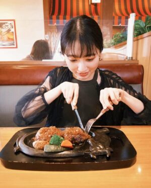 Shiori Sato Instagram - 初浜松🍊さわやかのハンバーグが最強すぎました！
浜松とってもいいところで大好きになりました🤍