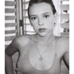 Shira Haas Instagram - SHANA TOVA. I love you all. ❤️🍏🍯 אָדָם חַי בָּעוֹלָם שֶאוֹתוֹ הוּא עוֹשֶֹה לְעַצְמו, מִן הַתַּאֲווֹת שֶבְּשָֹרוֹ מִתְאַוֶּה לְעַצְמוֹ מִן הַנוֹפִים שֶבָּהֶם הוּא מַמְתִּיק לְעַצְמוֹ אֶת הַפְּחָדִים שֶבָּהֶם הוּא מַפְחִיד אֶת עַצְמו וּמִן הָאַהֲבָה שֶאוֹתָהּ הוּא אוֹהֵב לְעַצְמו וּמִן הַשִֹּנְאָה שֶאוֹתָהּ הוּא שֹוֹנֵא לְעַצְמוֹ  וּבַקַּיִץ הוּא יוֹצֵא אֶל מִחוּץ לְעַצְמוֹ וּבַסְּתָיו הוּא חוֹזֵר חֲזָרָה לְעַצְמוֹ וְרוֹאֶה מֶה עָשָֹה לְעַצְמוֹ בַּקַּיִץ וּמַה לא עָשָֹה לְעַצְמוֹ מַבְחִין בֵּין זֶה לְזֶה וּמֵבִין לְעַצְמו. ♥️