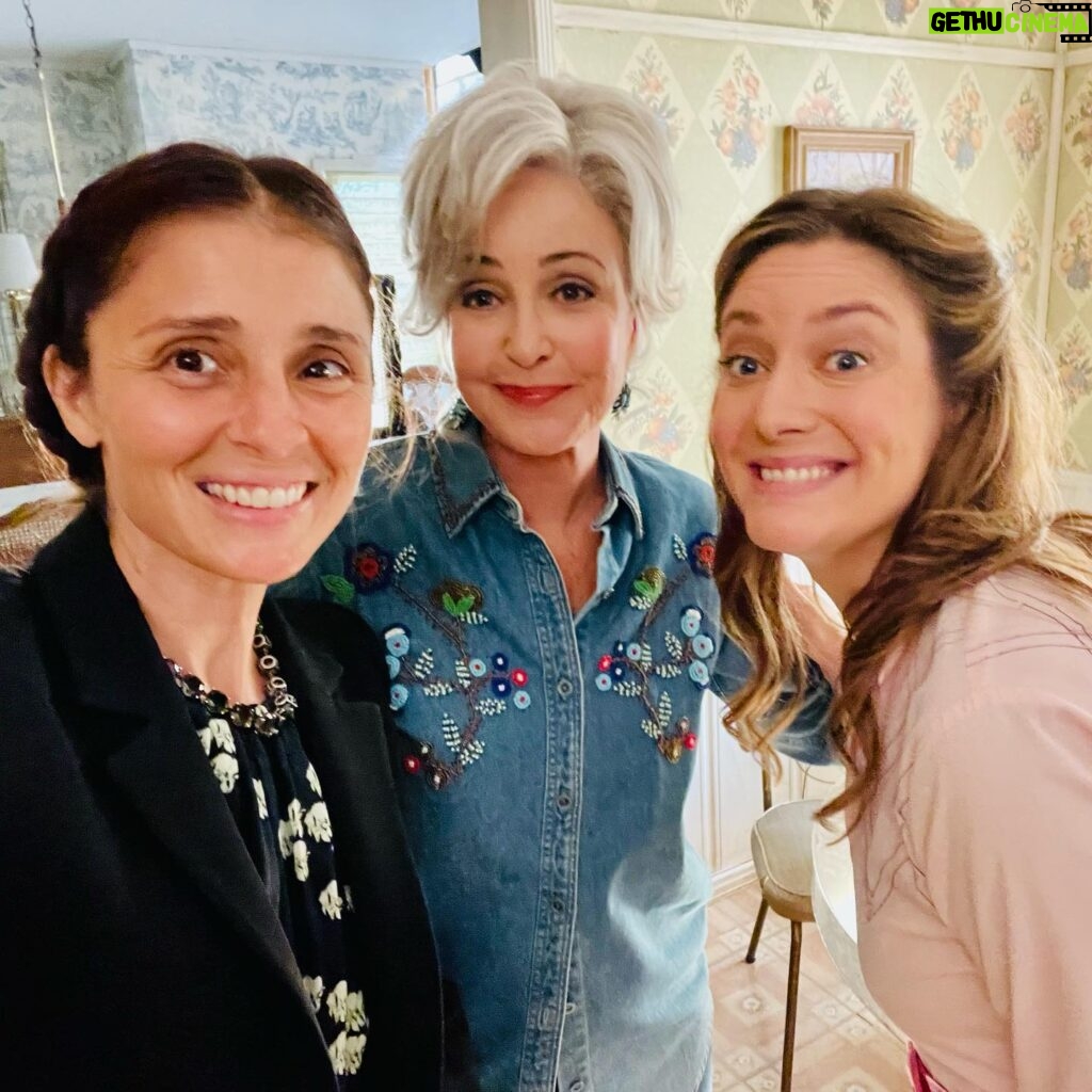 Shiri Appleby Instagram - YOUNG SHELDON 🍒 New episode ”Blonde Ambition and The Concept of Zero” tonight! I honestly laugh so hard everyday on set. The cast and crew couldn’t be kinder or more fun to work with. 🤙🏻 #directing