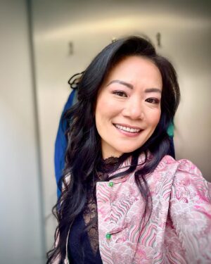 Shirley Chung Instagram - Sun is bright, new modern Chinese jacket, soft spring makeup 🥰🥰 New Profile Pic?  Which one should I use? 1️⃣? 2️⃣? Or 3️⃣? #chefshirleychung #dumplingmafiaqueen #hmu #新中式 #ontheset #chineseamerican