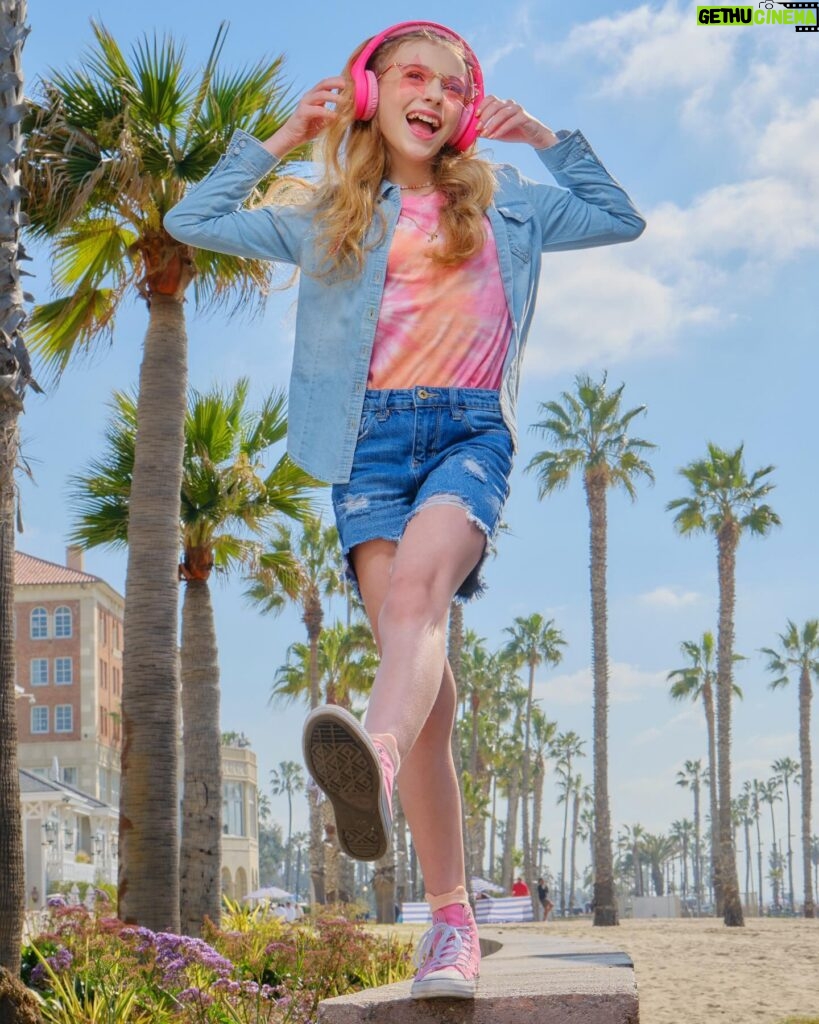 Shirly Brener Instagram - Yayyyyy ⚡️ 𝑩𝒖𝒛𝒛𝒊𝒏 ⚡️ 🎤 IS OUTTTT! 🎉🪩 Juju’s original single now streaming on all music platforms 🎶💭🩵💓🎡🌟🧡🍭🏄🏻‍♀️🪼🌸🌴 click on link in my bio for all streaming options please stream it, follow, give it a like ✅ & have a “Buzzin” weekend ⚡️🌅 so many good and talented people came together to make this dream a reality!! lots of efforts, collaborative friendships, & blood sweat and tears behind-the-scenes so grateful for our incredible team!! so proud of everyone involved & excited about the song’s message about following your dreams and girl power and how it turned out !! credits to these amazing humans:👇🏼 •main artist, lyricist @jujubrenerofficial •producer, composer, lyricist @ericzayne •lyricist @milabrenerofficial •song consultant @guyblessed •mix & master @rom_z_productions •music marketing @bmartinofficial @purposedrivenrecords •exec producer @davidvered16 •exec producer @shirlybrener •ph @palphotography •hmu @makeupbyalman •digital & social @yoavdavis #davismedia •management @aprilmillsent @prillymills •brand marketing @mariamnz •sponsored by @ymijeans