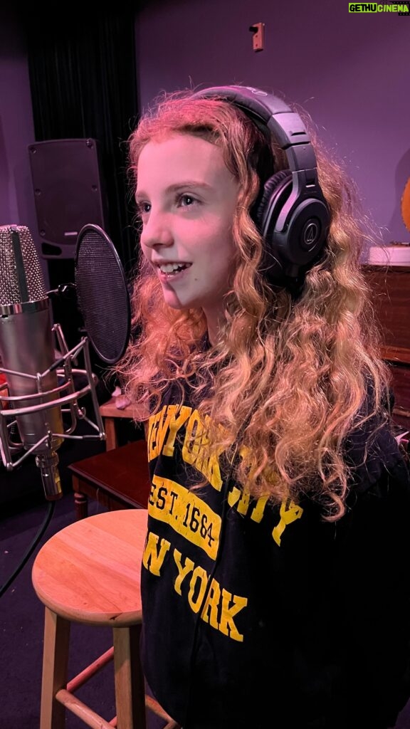 Shirly Brener Instagram - ⚡️ 𝑩𝒖𝒛𝒛𝒊𝒏 ⚡️ is almost here!! WERE SO EXCITED!! Juju’s original debut single ⚡️Buzzin ⚡️ OUT MAY 3rd!!! 🎤🎶🍬🩷💥🖤⚡️🎀🎸 some #bts of the recording sessions!! was super cool to get to co-write this song with sister @milabrenerofficial & awesome producer @ericzayne Pre-Save NOW!! Link in bio!! 🔗 •producer @ericzayne •writers/ lyricists @ericzayne @jujubrenerofficial @milabrenerofficial •song consultant @guyblessed •sponsored by @ymijeans