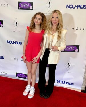 Shirly Brener Instagram - ❣️🖤🤍✨Pre - Oscsars✨🤍🖤❣️

International Women’s Day perf combo with pre- Oscar  parties celebrating all women and this little beaming star 🌟

 @wowcreations luxury gifting lounge pre oscar party 💝🏆✨ thank you for having us !!

•jewelry @l_o_jewelry
