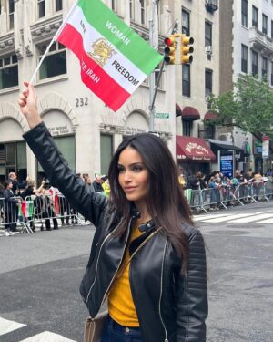 Shiva Negar Instagram - What an amazing weekend where I got to meet so many lovely humans, walk the Persian Parade for #WomanLifeFreedom , and see an iconic, emotionally thrilling play with these super talented gems and their brilliant performances! 💖✨