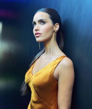 Shiva Negar Instagram - 📸
💄: @360beautyby_val 
💇🏻‍♀️: @hairbyjakee 
👗: @vince
#behindthescenes #photogram #shivalife #mustardyellow