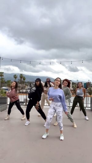 Shiva Negar Instagram - In solidarity with the brave women and girls in Iran. #CaliGirls stand with #EkbatanGirls 
These beauties from all different races and backgrounds came down in the rain to show their support for #WomanLifeFreedom ✊💚🤍❤️ #dancetoprotest #dance4iran