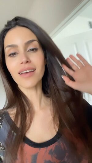 Shiva Negar Instagram - Happy Norooz to all you freedom fighters. We’ve had a rough year and I look forward to a new season, a new year of light, where Unity will put an end to tyranny. A new year of #WomanLifeFreedom 💚🤍❤️