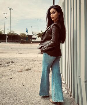 Shiva Negar Instagram - 📸: @1ag_photography 
🧥: @dereklam 
👖: @blanknycjeans 
👚: @marciano 
#fallfashion #shivalife