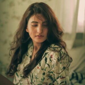 Shivani Raghuvanshi Instagram - I've got the eyes & heart for flowers 🌼🌸 #monsoondiaries

📸 @piyushputy 
Wardrobe courtesy @barmecharajat ❤️