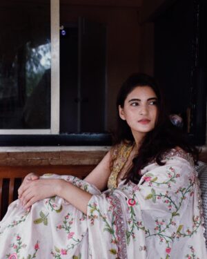 Shivani Raghuvanshi Instagram - देखा एक ख़्वाब तो ये सिलसिलें हुए, 
दूर तक निगहों में है गुल खिलें हुए….
