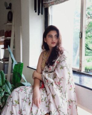 Shivani Raghuvanshi Instagram - देखा एक ख़्वाब तो ये सिलसिलें हुए, 
दूर तक निगहों में है गुल खिलें हुए….