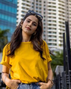 Shivani Tomar Instagram - happy sunday: The perfect day for resetting, reflecting, and recharging for the new week. 🌻 Photographer @shootwithvikas @shivanitomar9 All images are captured on the CANON R5 # canon RF 50mm 1.8 ## #andheriwest #bombay #fashion #fashionstyle #fashionphotography