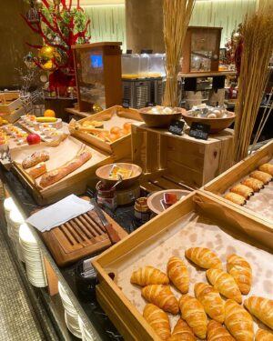Shizuka Anderson Instagram - Breakfast at the Hilton’s Marble Lounge was so beautiful! 😍✨

Christmas has already arrived at the Hilton Tokyo so we were able to enjoy a lovely continental breakfast with a side of Christmas market. 🎄✨

It was a wonderful end to a wonderful little staycation, ended with a coffee upstairs at the Executive Lounge where we could even see Mount Fuji through the window! 🗻

Thank you @hiltontokyo for the magical time! ❤️ Definitely hope to be back again. 🥰✨
………….………….………….………….………….………….……………

Did you guys enjoy this peek inside a 5-star hotel? 👀
What would you like to see me post more of? 
Let me know! ❤️❤️

@hiltontokyo @tokyoweekender @timeouttokyo_ 

#hiltontokyo #staycation #tokyo #marblelounge #breakfast #christmas #christmasmarket #luxuryhotel #continentalbreakfast #traveltokyo #japan #ヒルトン東京 #東京 #東京ホテル #ステイケーション #高級ホテル #マーブルラウンジ #朝食 #クリスマス #クリスマスマーケット