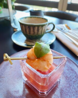 Shizuka Anderson Instagram - I had the most wonderful day enjoying a watermelon-themed afternoon tea at my favorite Andaz Tokyo. 😍❤️🍉 

Each amuse-bouche was so creative; masterfully incorporating watermelon into each item ranging from sweet watermelon scones and macarons to savory watermelon pickles wrapped in prosciutto— it made for an afternoon brimming with all the refreshing tastes of summer. 💕🍉☀️

The watermelon afternoon tea is on until September! Make sure to check it out if you’re in Tokyo and looking for a fancy, fun and delicious way to spend a summer afternoon. 🥰

アンダーズ東京のスイカ・アフタヌーンティーに行ってみました〜！めちゃくちゃ可愛くて、夏の味を楽しめました🥰🍉

9月までやっているので、アフタヌーンティーがお好きな方は是非、素敵な東京の景色を眺めながらスイカアフタヌーンティーを味わってみて〜！☀️💕

Photo cred: @bakairu 📸

@andaztokyo 
#andaztokyo #andaztokyotoranomonhills #watermelon #afternoontea #fancy #アンダーズ東京 #アンダーズ虎ノ門 #スイカ #アフタヌーンティー #オシャレ #夏のご褒美 #foodie #グルメ #スイーツ #summertime #watermelonsugarhigh 🍉🍉😋❤️