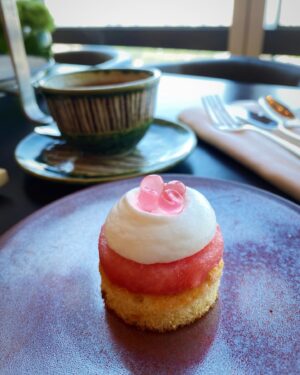 Shizuka Anderson Instagram - I had the most wonderful day enjoying a watermelon-themed afternoon tea at my favorite Andaz Tokyo. 😍❤️🍉 

Each amuse-bouche was so creative; masterfully incorporating watermelon into each item ranging from sweet watermelon scones and macarons to savory watermelon pickles wrapped in prosciutto— it made for an afternoon brimming with all the refreshing tastes of summer. 💕🍉☀️

The watermelon afternoon tea is on until September! Make sure to check it out if you’re in Tokyo and looking for a fancy, fun and delicious way to spend a summer afternoon. 🥰

アンダーズ東京のスイカ・アフタヌーンティーに行ってみました〜！めちゃくちゃ可愛くて、夏の味を楽しめました🥰🍉

9月までやっているので、アフタヌーンティーがお好きな方は是非、素敵な東京の景色を眺めながらスイカアフタヌーンティーを味わってみて〜！☀️💕

Photo cred: @bakairu 📸

@andaztokyo 
#andaztokyo #andaztokyotoranomonhills #watermelon #afternoontea #fancy #アンダーズ東京 #アンダーズ虎ノ門 #スイカ #アフタヌーンティー #オシャレ #夏のご褒美 #foodie #グルメ #スイーツ #summertime #watermelonsugarhigh 🍉🍉😋❤️