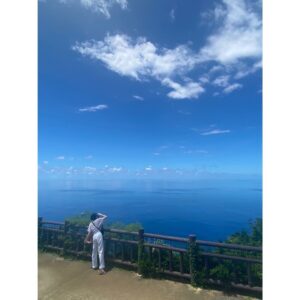 Shizuka Ishibashi Instagram - 💡最近の発見💡

・出し惜しみしない
「これをもらったからこれだけ返す」とか対価ではないやりとり　その方が返ってこなくてもあげた喜びだけが残る
・疲れすぎないこと
心と身体が疲れすぎてると自分にも人にも良いことがない
・人のせいにしない
最終決定を自分でしないといつまでも後悔が残る　腹を括ると新しいパワーが出てくる

😽
自然と人にいろんなことを教えてもらった8月でした。
あと、踊ることは素晴らしいことだ。

☀️