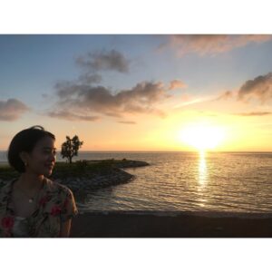 Shizuka Ishibashi Instagram - 💡最近の発見💡

・出し惜しみしない
「これをもらったからこれだけ返す」とか対価ではないやりとり　その方が返ってこなくてもあげた喜びだけが残る
・疲れすぎないこと
心と身体が疲れすぎてると自分にも人にも良いことがない
・人のせいにしない
最終決定を自分でしないといつまでも後悔が残る　腹を括ると新しいパワーが出てくる

😽
自然と人にいろんなことを教えてもらった8月でした。
あと、踊ることは素晴らしいことだ。

☀️