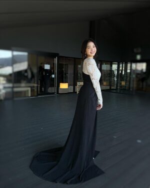 Shizuka Nakamura Instagram - .

大河ドラマ展は

【大河ドラマ】【宇治の歴史】
2つの展示エリアがあります♩

実際に着用された衣装や小道具
ここでしか見られない映像コンテンツ
藤原道長が築いた平安時代の文化や歴史、等💚
.
.
なかむら的おすすめポイント🧚🏻
●十二単の重さを体感できる
●貴族が愛した香りを実際に嗅ぐ事ができる
.
.
ドラマの世界観を楽しみつつ
当時にタイムスリップしちゃって下さい🤍

#光る君へ #京都 #宇治 #地元に感謝
