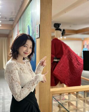 Shizuka Nakamura Instagram - .

大河ドラマ展は

【大河ドラマ】【宇治の歴史】
2つの展示エリアがあります♩

実際に着用された衣装や小道具
ここでしか見られない映像コンテンツ
藤原道長が築いた平安時代の文化や歴史、等💚
.
.
なかむら的おすすめポイント🧚🏻
●十二単の重さを体感できる
●貴族が愛した香りを実際に嗅ぐ事ができる
.
.
ドラマの世界観を楽しみつつ
当時にタイムスリップしちゃって下さい🤍

#光る君へ #京都 #宇治 #地元に感謝