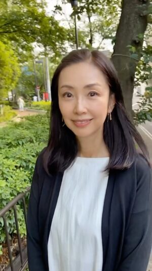 Shoko Tamura Instagram - 昨日、20年ぶりくらいに古着屋さんでこの白い服を買ったのですが、とても安くてかわいいので大満足👌
これから古着をチェックすることが増えそうです😊

#古着#古着コーデ#secondhandoutfit #田村翔子