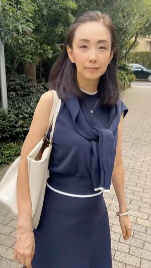 Shoko Tamura Instagram - 仕事では、白とネイビーのコーデが1番多いです。
子供の頃、小学校に通う時もそうでした😊

#お気に入り#お仕事コーデ#田村翔子#lifestyle#ライフスタイル
#