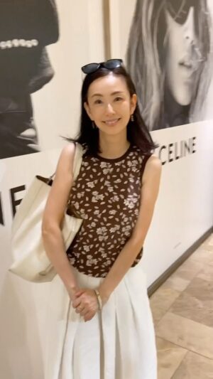 Shoko Tamura Instagram - 銀座三越はインバウンドでスゴい人でした！
この後は打ち合わせ。
1時間くらいかと思いきや、なんとあっという間に3時間も💦

#銀座#打ち合わせ#ginza#summerfashion#workfashion #夏コーデ#ライフスタイル#田村翔子