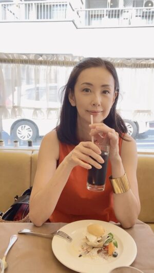 Shoko Tamura Instagram - 友人と自由ヶ丘でランチ😊
駅から5分くらい歩いたら腕がジリジリする暑さです💦

#自由ヶ丘#ライフスタイル#lifestyle#田村翔子