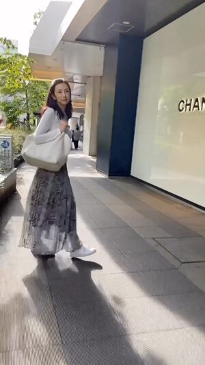 Shoko Tamura Instagram - 全然そう見えないですが、実はギックリ腰で、歩いている時はいいのですが、立ったり座ったりする時痛みます😖
早く治りますように。

#リュンヌ#春コーデ#springoutfit#springfashion