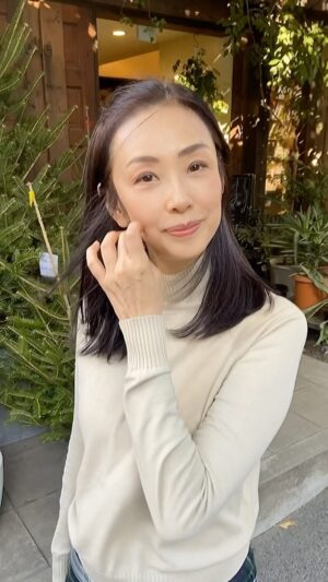 Shoko Tamura Instagram - 広尾で打ち合わせの前、時間が少しあったのでお茶したりお散歩したり😊
昨日は冬なのに暖かすぎてなにを着ようか悩みました。
道ゆく人は、半袖だったり、ダウン着てたり、ギャップがスゴい😅

#winteroutfit#winterfashion#冬コーデ#田村翔子#ライフスタイル#lifestyle