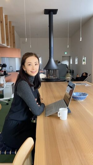 Shoko Tamura Instagram - 檜原村のコワーキングスペース、Villageで😊
こちらは泊まれるので、先日は泊まってきましたよ。
わたし1人だったので、貸切状態でした✨

#檜原村#田村翔子#village
@village.tyo