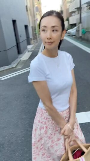 Shoko Tamura Instagram - 20年くらい着ているマルニのスカート😊
似合わなくなるまで着ますw

#summerfashion#summeroutfit#marni #田村翔子#夏コーデ