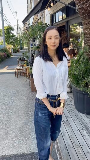 Shoko Tamura Instagram - 暖かく心地よい午後をカフェのテラスで楽しみました。
バスクチーズケーキも美味しかったです😊

#springoutfit#springfashion#denim #denimstyje#田村翔子
