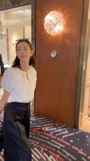 Shoko Tamura Instagram - ホテルニューオータニで打ち合わせでした😊
次の代官山での打ち合わせが遅れそうで、地下鉄まであたふたと移動。
お庭の散歩ができなくて残念💦

#打ち合わせ#ホテルニューオータニ #夏コーデ#田村翔子#summerfashion#meeting