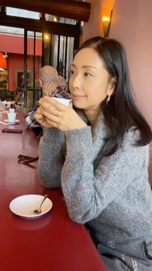 Shoko Tamura Instagram - カップを落としそうになりましたが、セーフ😅
よかったですw
こちらはわたしが20代の頃、よく来ていたお店。
懐かしくて寄ってみました✨

#二子玉川カフェ #winteroutfit#冬コーデ#カフェフーケ 
#田村翔子