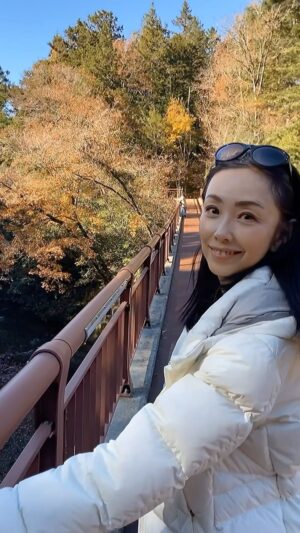 Shoko Tamura Instagram - 秋川渓谷。紅葉がきれいです🍁

#秋川渓谷 #田村翔子#ライフスタイル#lifestyle#winteroutfit#冬コーデ